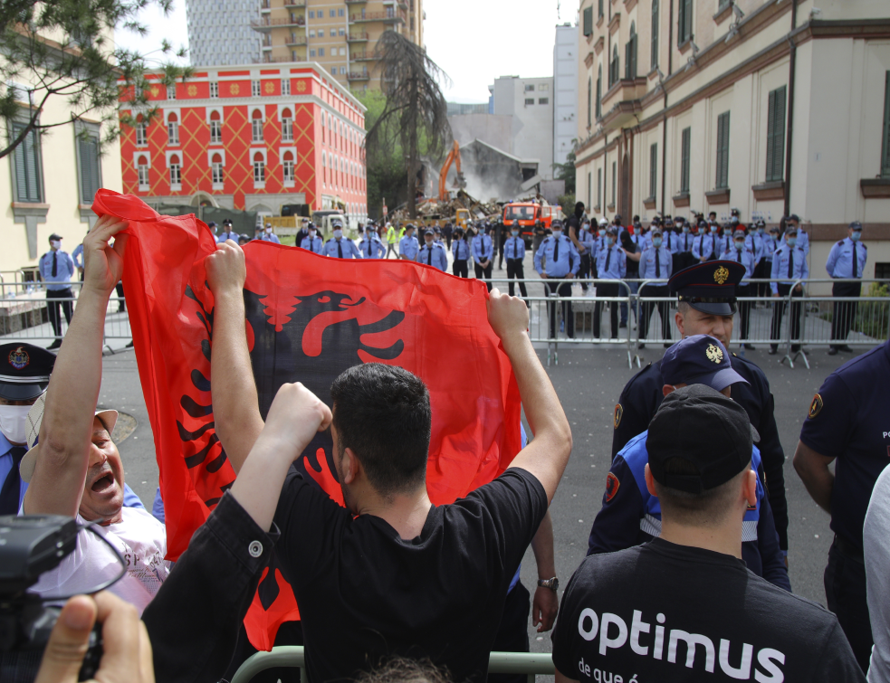 Supruga albanskog predsednika uhapšena na protestu opozicije (FOTO/VIDEO)